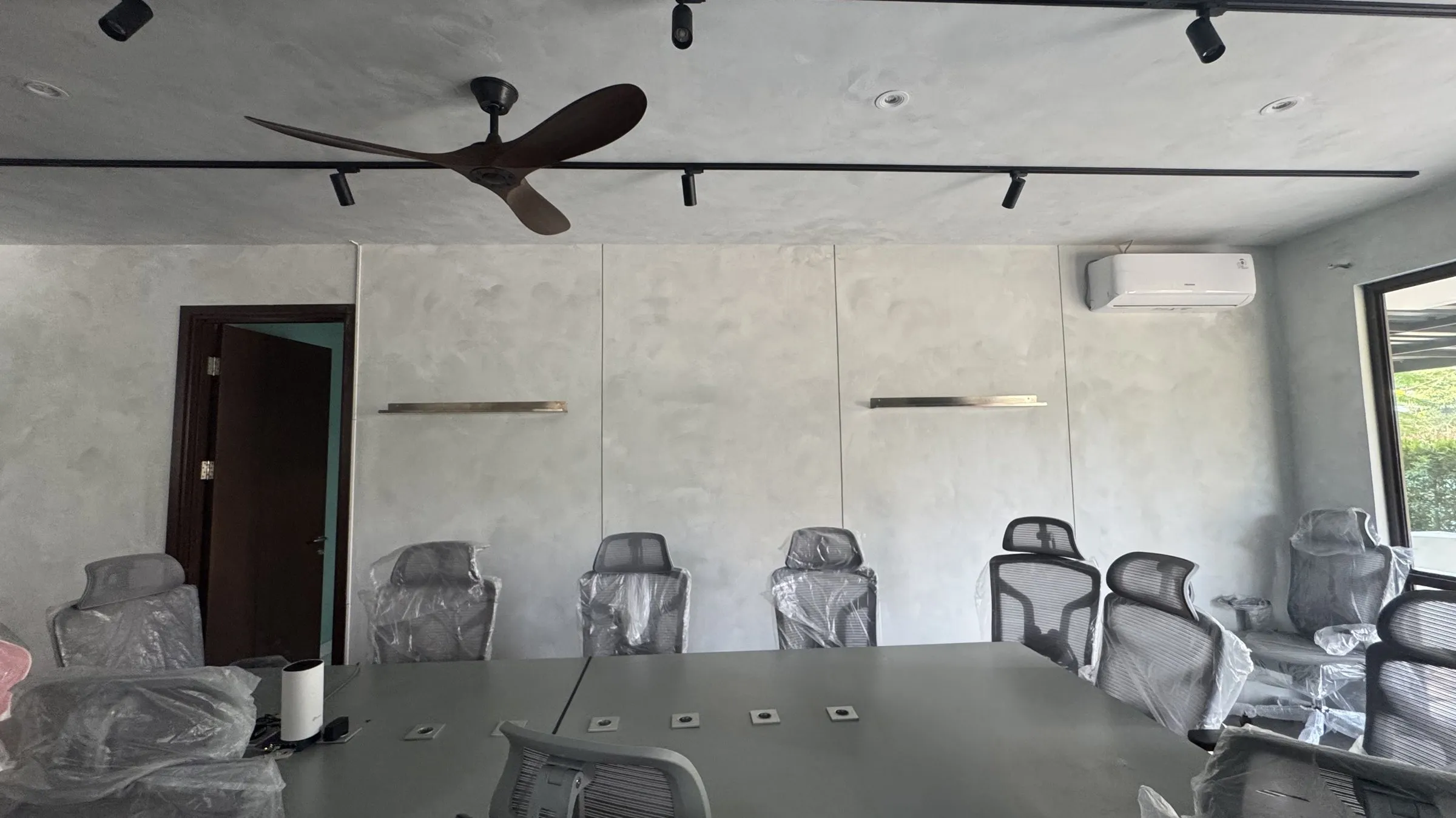 DNA Office Studio — interior kantor & studio (foto 4)
